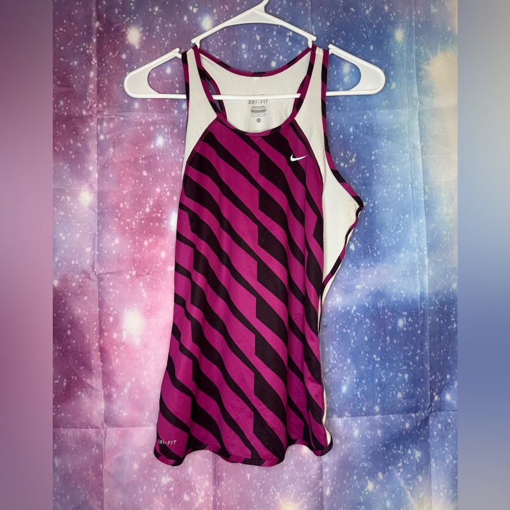 Women’s Nike tank top 🛍